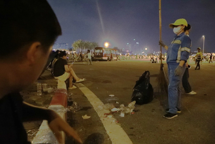 Ngồi bất cứ chỗ nào người dân cũng có thể xả rác ra (Ảnh: Hồng Anh).