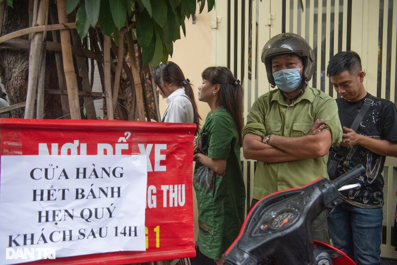 Nhiều thời điểm cửa hàng đưa ra thông báo hết bánh và khách hàng phải tiếp tục chờ nhiều giờ nếu muốn mua được bánh ngay trong ngày. Nhiều thời điểm cửa hàng đưa ra thông báo hết bánh và khách hàng phải tiếp tục chờ nhiều giờ nếu muốn mua được bánh ngay trong ngày.