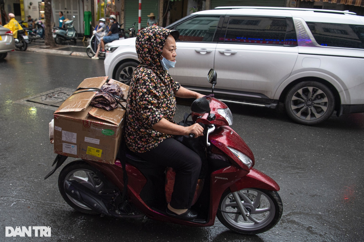 Cô Nguyễn Kim Thảo (Ngọc Hà, Ba Đình) cũng chờ hơn một tiếng để mua 5 hộp bánh. Cô cho biết hàng chục năm nay gia đình cô vẫn tới đây mua bánh. Theo cô giá bánh năm nay không khác biệt nhiều so với các năm trước. Cô Nguyễn Kim Thảo (Ngọc Hà, Ba Đình) cũng chờ hơn một tiếng để mua 5 hộp bánh. Cô cho biết hàng chục năm nay gia đình cô vẫn tới đây mua bánh. Theo cô giá bánh năm nay không khác biệt nhiều so với các năm trước.