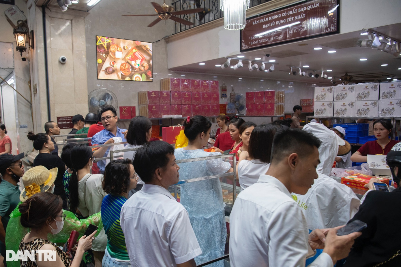 Ghi nhận tại cơ sở 2 của cửa hàng nằm cách đó không xa, cùng thời điểm dù có tới 6 làn thanh toán nhưng làn nào cũng chật kín khách. Ghi nhận tại cơ sở 2 của cửa hàng nằm cách đó không xa, cùng thời điểm dù có tới 6 làn thanh toán nhưng làn nào cũng chật kín khách.