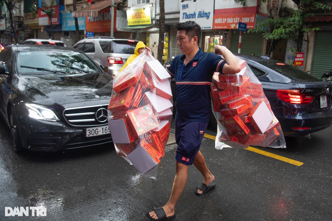 Những túi đựng bao bì liên tục được vận chuyển từ cửa hàng phía đối diện sang cơ sở bán bánh do nhu cầu của khách hàng rất cao. Những túi đựng bao bì liên tục được vận chuyển từ cửa hàng phía đối diện sang cơ sở bán bánh do nhu cầu của khách hàng rất cao.