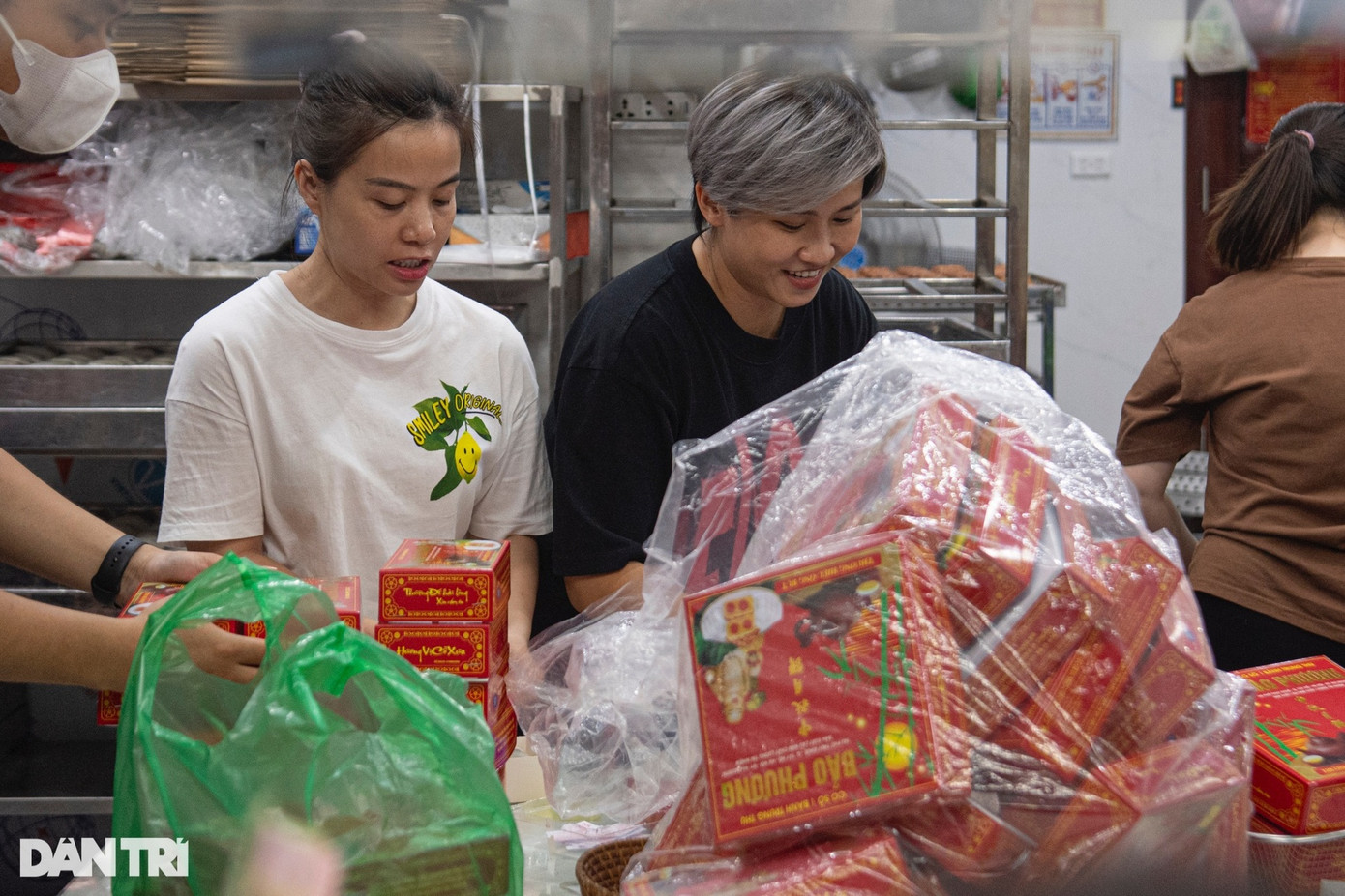 Phía bên trong, nhân viên làm việc hết công suất phục vụ các "thượng đế" đang kiên nhẫn chờ bên ngoài. Phía bên trong, nhân viên làm việc hết công suất phục vụ các "thượng đế" đang kiên nhẫn chờ bên ngoài.