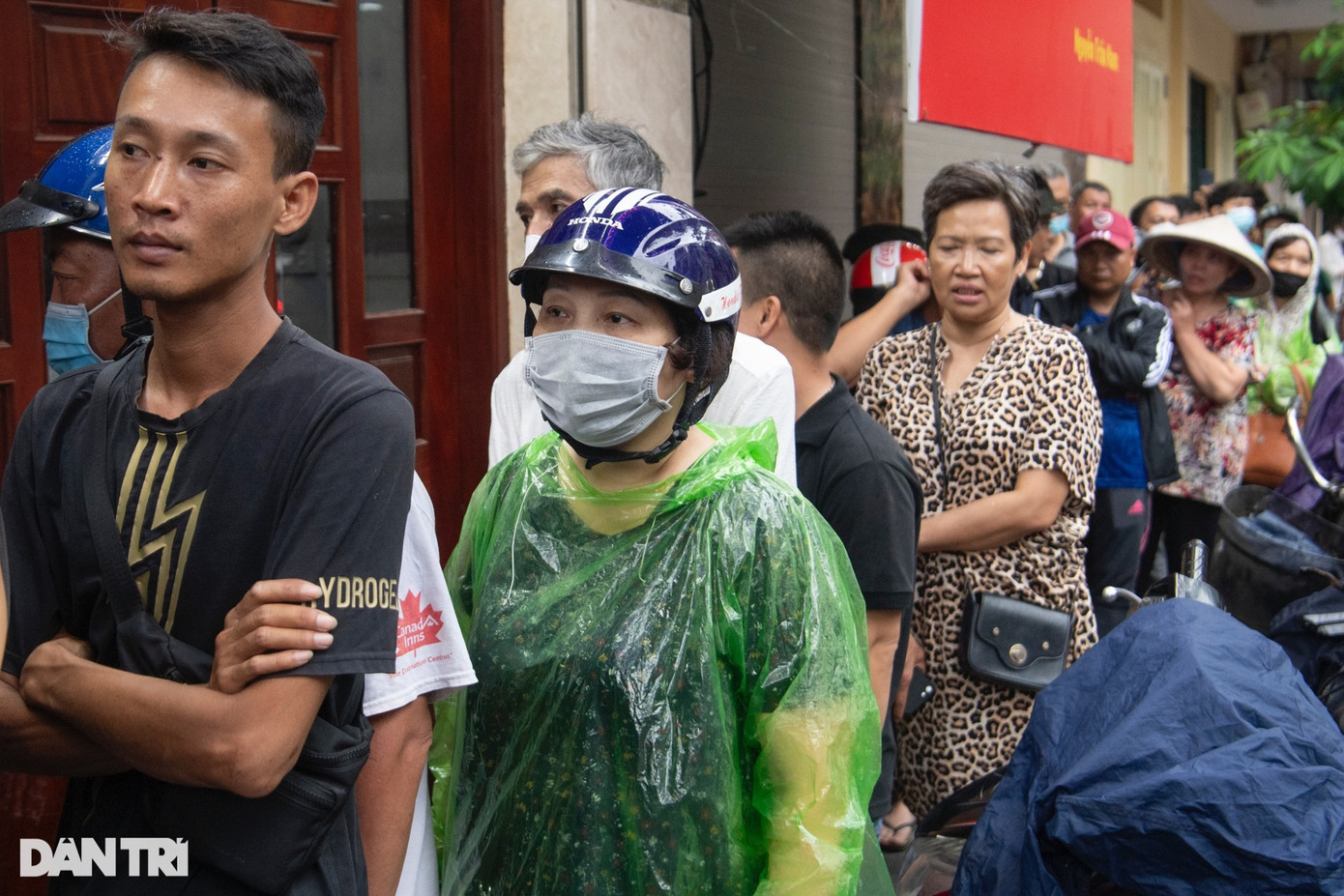 Dù trời mưa nhưng cô Kim Oanh (Giảng Võ) vẫn quyết định mặc áo mưa tới cơ sở bán bánh trung thu truyền thống trên phố Thụy Khuê để mua bánh. Chờ đợi hơn một tiếng vẫn chưa tới lượt nhưng cô Oanh không có ý định rời hàng vì cô đánh giá chất lượng bánh ở đây khá ngon so với các cơ sở khác. Cô dự định sẽ mua 4 hộp cho gia đình. Dù trời mưa nhưng cô Kim Oanh (Giảng Võ) vẫn quyết định mặc áo mưa tới cơ sở bán bánh trung thu truyền thống trên phố Thụy Khuê để mua bánh. Chờ đợi hơn một tiếng vẫn chưa tới lượt nhưng cô Oanh không có ý định rời hàng vì cô đánh giá chất lượng bánh ở đây khá ngon so với các cơ sở khác. Cô dự định sẽ mua 4 hộp cho gia đình.