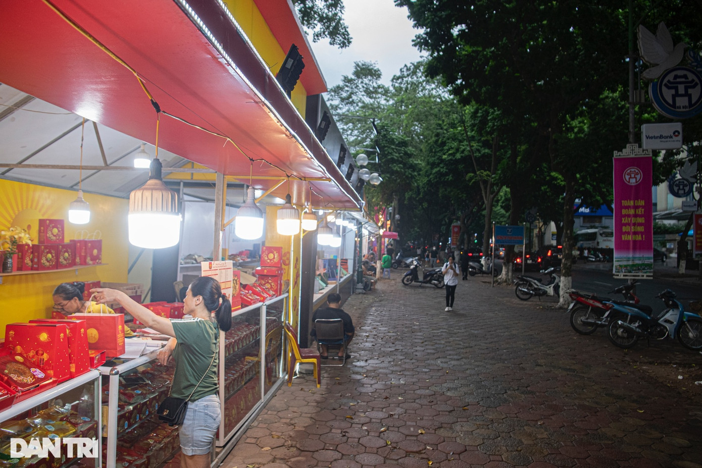 Trái ngược với sự tấp nập kể trên, tại nhiều cơ sở, điểm bán bánh trung thu khác, không khí mua bán khá vắng lặng. Hình ảnh trên ghi nhận tại đường Phạm Hùng (Cầu Giấy) và phố Phan Đình Phùng (Ba Đình) thời điểm cuối giờ chiều, tập trung lượng người qua lại đông nhưng các quầy bánh rất vắng người mua. (Ảnh: Thành Đông). Trái ngược với sự tấp nập kể trên, tại nhiều cơ sở, điểm bán bánh trung thu khác, không khí mua bán khá vắng lặng. Hình ảnh trên ghi nhận tại đường Phạm Hùng (Cầu Giấy) và phố Phan Đình Phùng (Ba Đình) thời điểm cuối giờ chiều, tập trung lượng người qua lại đông nhưng các quầy bánh rất vắng người mua. (Ảnh: Thành Đông).