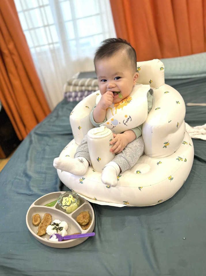 Bé Mỡ bên những bữa ăn dặm bố chuẩn bị (Ảnh: NVCC).