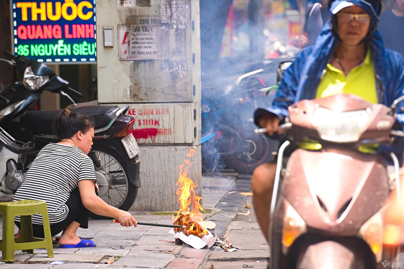 Một số hộ kinh doanh đốt vàng mã ngay gần bốt điện khiến nhiều người đi qua e sợ. Một số hộ kinh doanh đốt vàng mã ngay gần bốt điện khiến nhiều người đi qua e sợ.