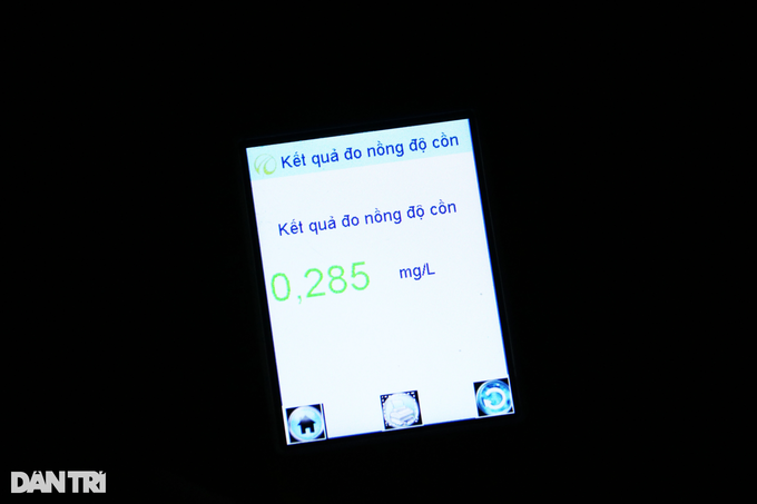 Qua kiểm tra, lái xe này vi phạm ở mức 0,285 mg/L khí thở.