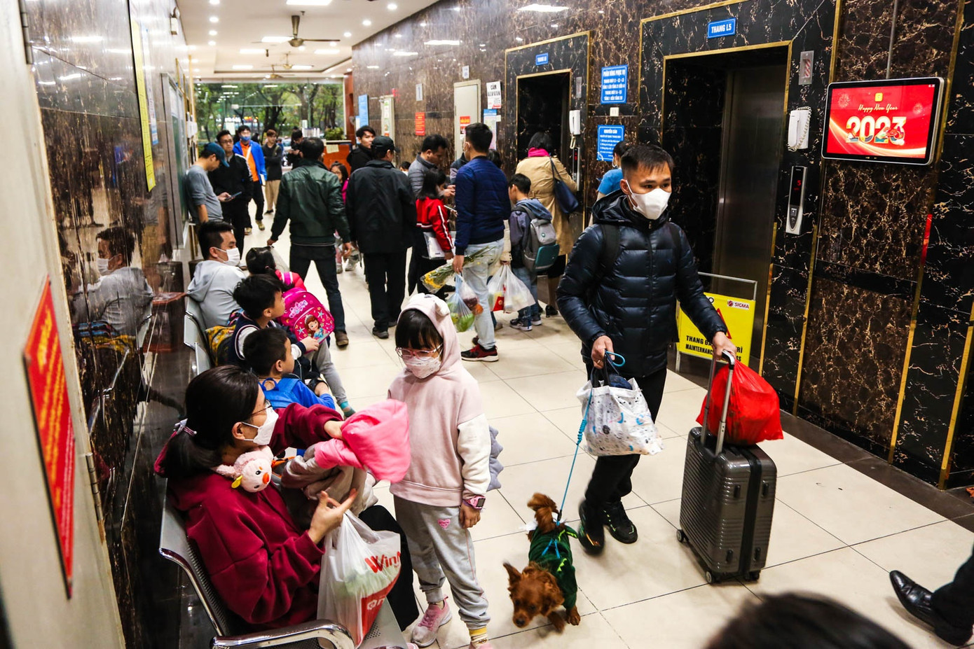 “Bình thường dân số ở chung cư này đã đông, tình trạng chờ thang máy cũng phải lên đến 15-30 phút. Hiện tại chỉ 2 trong 6 thang hoạt động, thời gian chờ chắc phải tăng gấp đôi”, chị Hồng nói thêm.