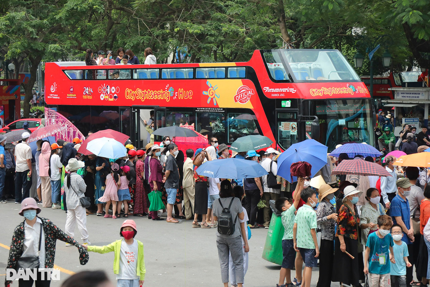 Từ phố Phan Chu Trinh kéo qua vườn hoa Nhà hát Lớn rồi đến phố Lê Thánh Tông, dòng người nối đuôi nhau xếp hàng chờ đến lượt. Từ phố Phan Chu Trinh kéo qua vườn hoa Nhà hát Lớn rồi đến phố Lê Thánh Tông, dòng người nối đuôi nhau xếp hàng chờ đến lượt.
