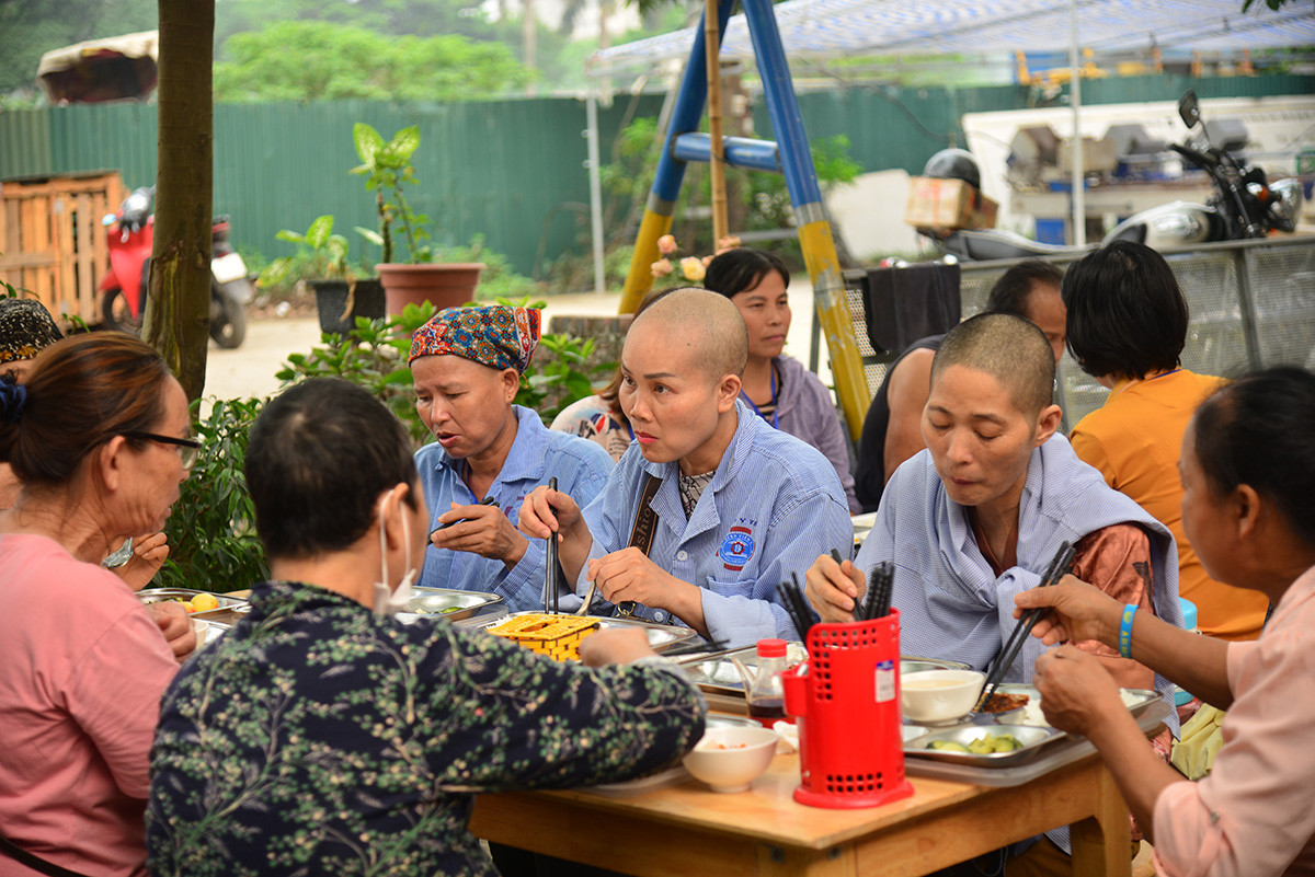 Những vị khách đặc biệt của quán cơm 2 nghìn đồng Những vị khách đặc biệt của quán cơm 2 nghìn đồng