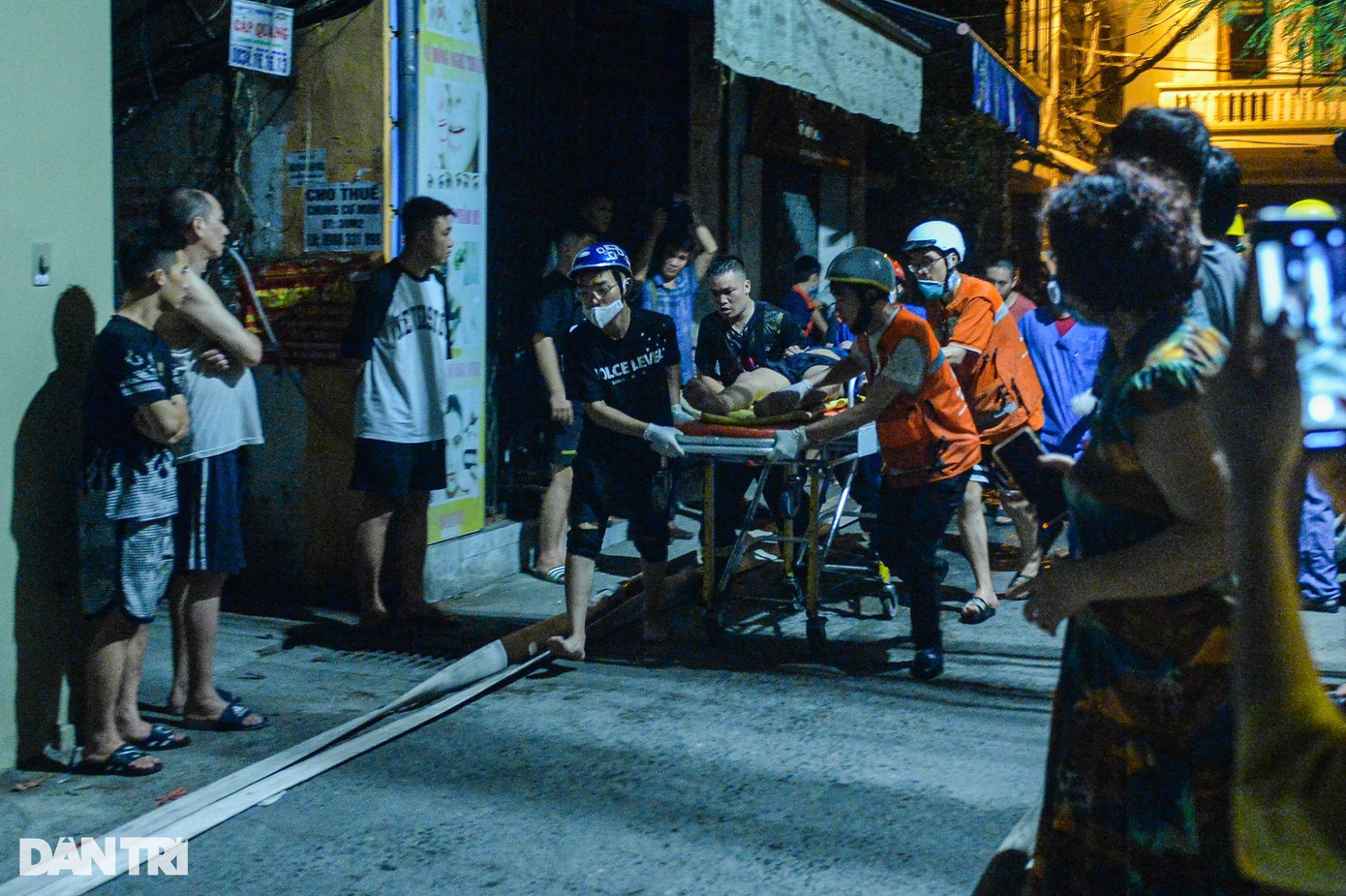 Các thành viên của FAS Angel (áo cam) cùng người dân, lực lượng chức năng đưa các nạn nhân bị thương ra xe cấp cứu (Ảnh: Nguyễn Hải - Trần Thanh).