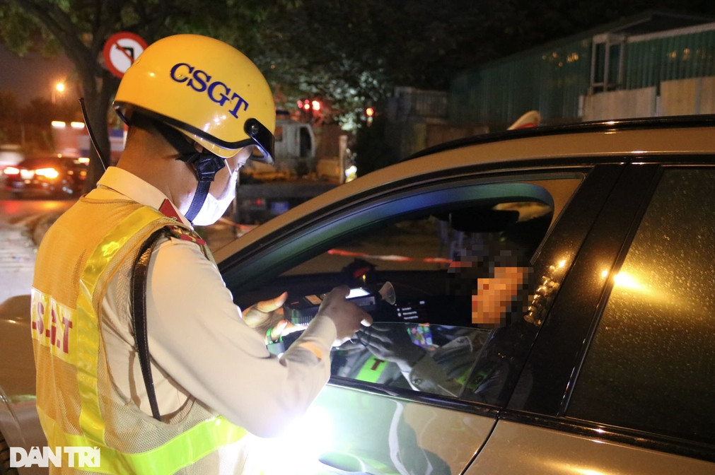 Tổ công tác Đội CSGT số 6 kiểm tra nồng độ cồn tại ngã 3 Miếu Đầm Đại Lộ Thăng Long đêm 24/5 (Ảnh: Trần Thanh).