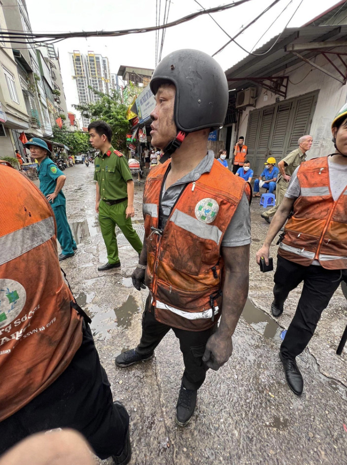 Anh Việt lấm lem mặt mũi, chân tay sau khi cùng đội hoàn tất công tác cứu hộ (Ảnh: Nhân vật cung cấp).