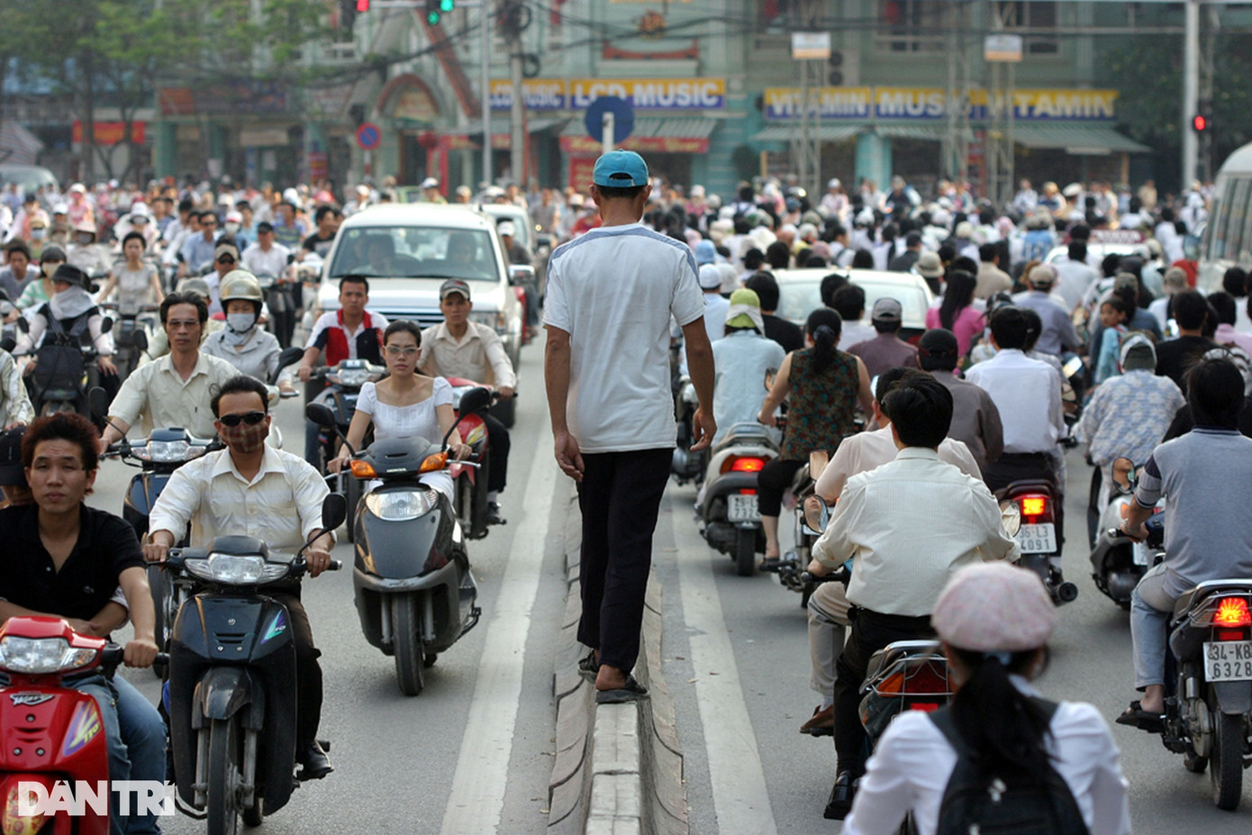 Do tắc đường, người đi bộ trèo lên giải phân cách giữa đường Phạm Ngọc Thạch để di chuyển. Ảnh chụp trước năm 2008. Đoạn đường này đã được cải tạo với phần đường trên cao chữ C tại ngã tư Chùa Bộc - Tôn Thất Tùng.