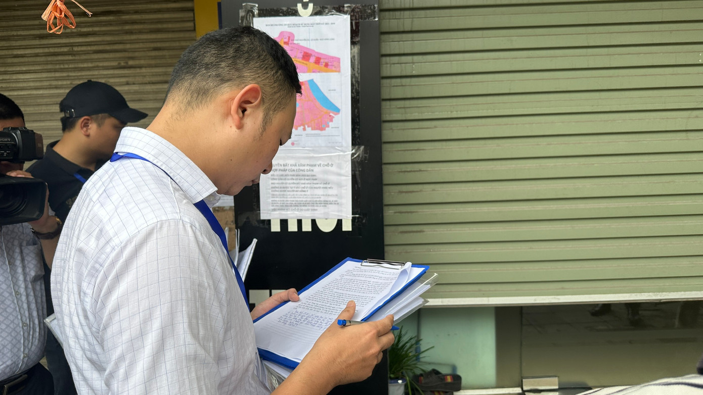 Theo đó, UBND quận Hoàn Kiếm đã ban hành Quyết định công bố chủ trương đầu tư dự án đã được cấp có thẩm quyền phê duyệt và quyết định thành lập Hội đồng Bồi thường hỗ trợ tái định cư và Tổ công tác; Công bố Thông báo thu hồi đất và Kế hoạch thu hồi đất, điều tra, khảo sát, đo đạc, kiểm đếm; Công bố chính sách bồi thường, hỗ trợ và tái định cư…