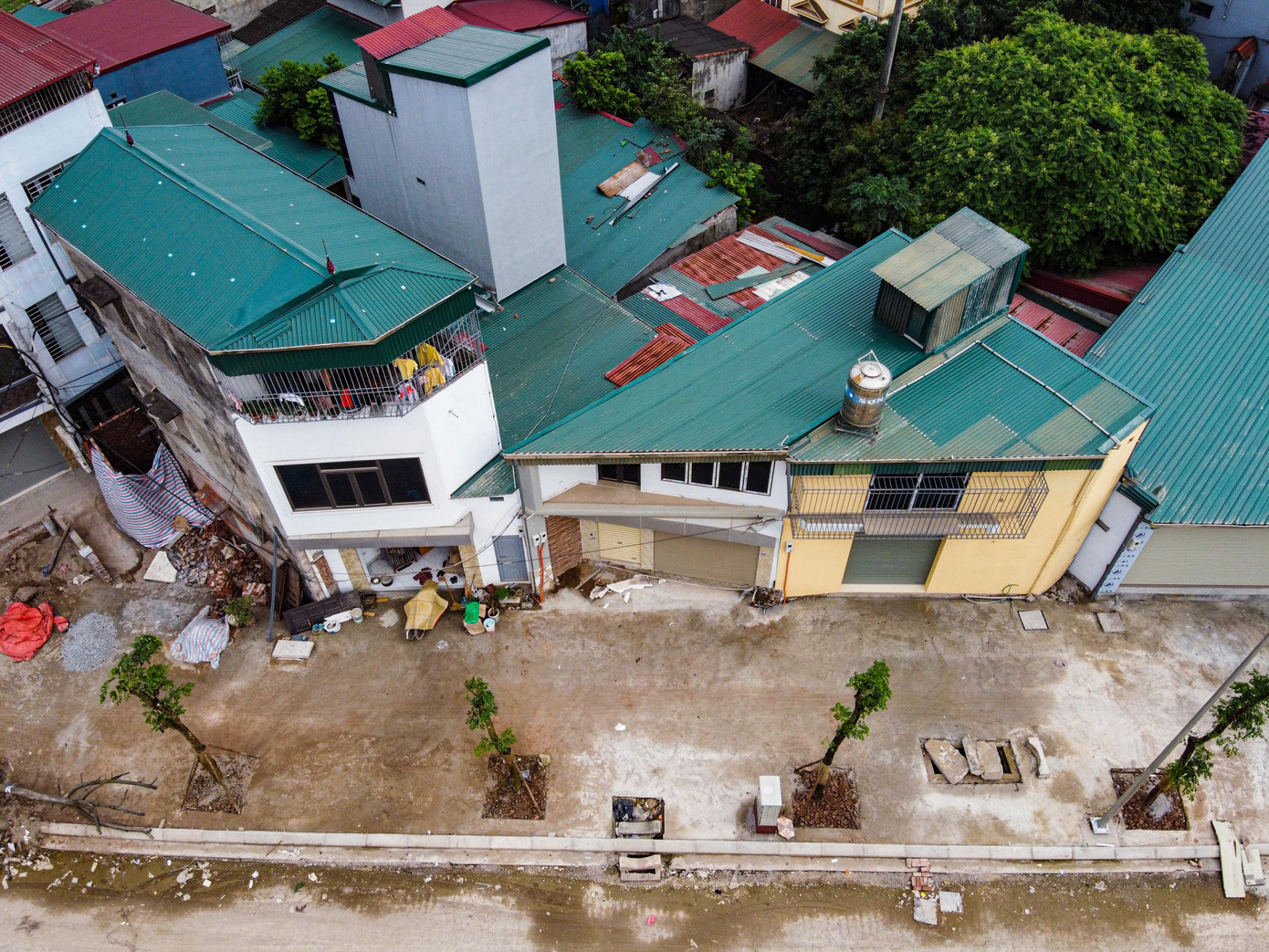 nhà siêu mỏng siêu méo ảnh 16 Lãnh đạo UBND phường Thịnh Liệt cho biết việc xử lý đối với các hộ sai phạm là rất khó, bởi trước đó địa phương đã vận động họ đồng ý nhượng lại đất để làm đường. Chính quyền sở tại cho hay trước mắt sẽ kiểm soát việc xây dựng đồng thời vận động người dân hợp khối đối với những căn liền kề.