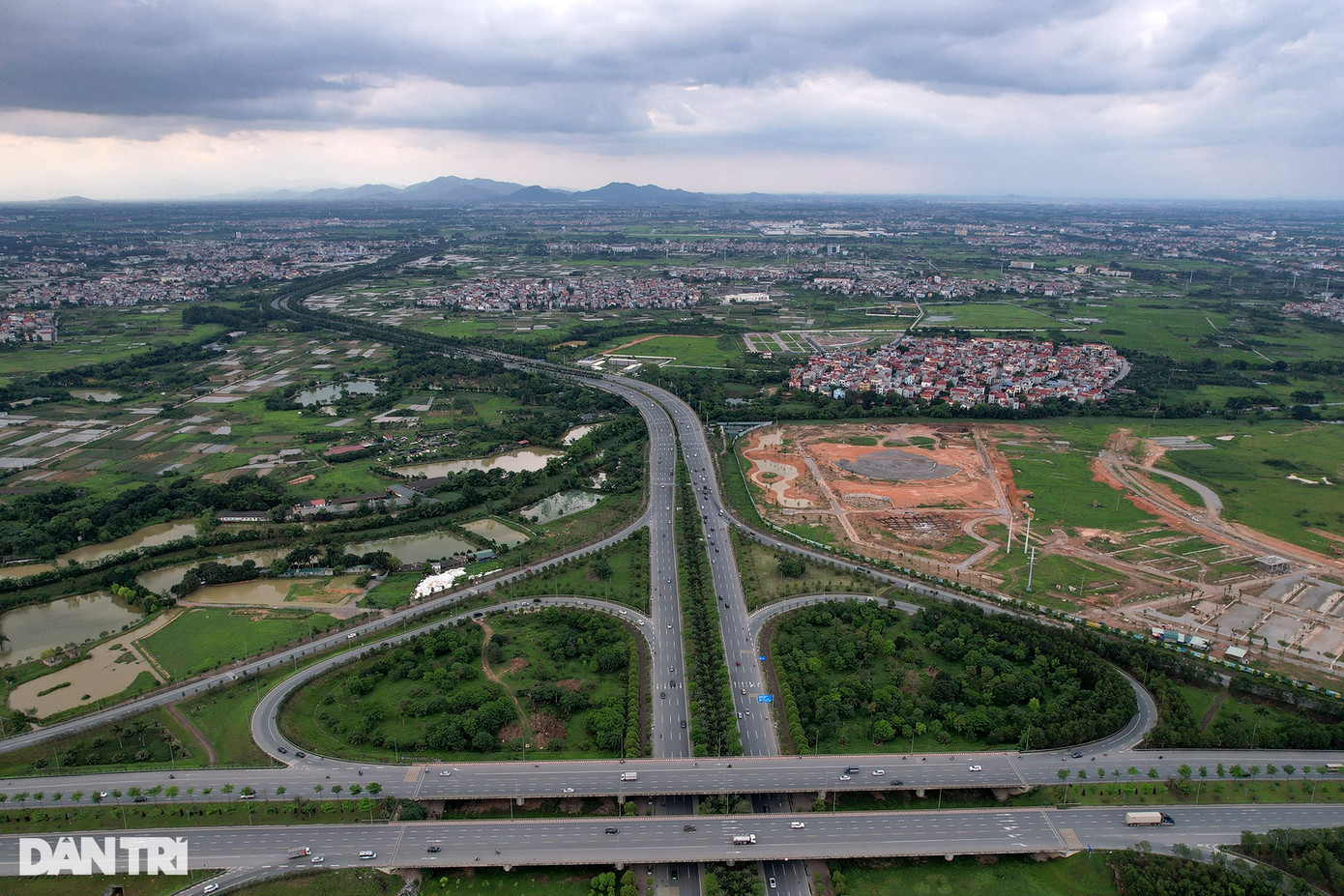 Đường Võ Nguyên Giáp kết nối Cảng hàng không quốc tế Nội Bài với trung tâm Thủ đô dài 12km, đi qua 2 huyện Đông Anh và Sóc Sơn. Đường được khánh thành vào đầu năm 2015, có tổng mức đầu tư 6.742 tỉ đồng.