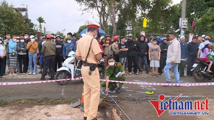 Nhiều người dân hiếu kỳ đến chứng kiến vụ việc. Nhiều người dân hiếu kỳ đến chứng kiến vụ việc.