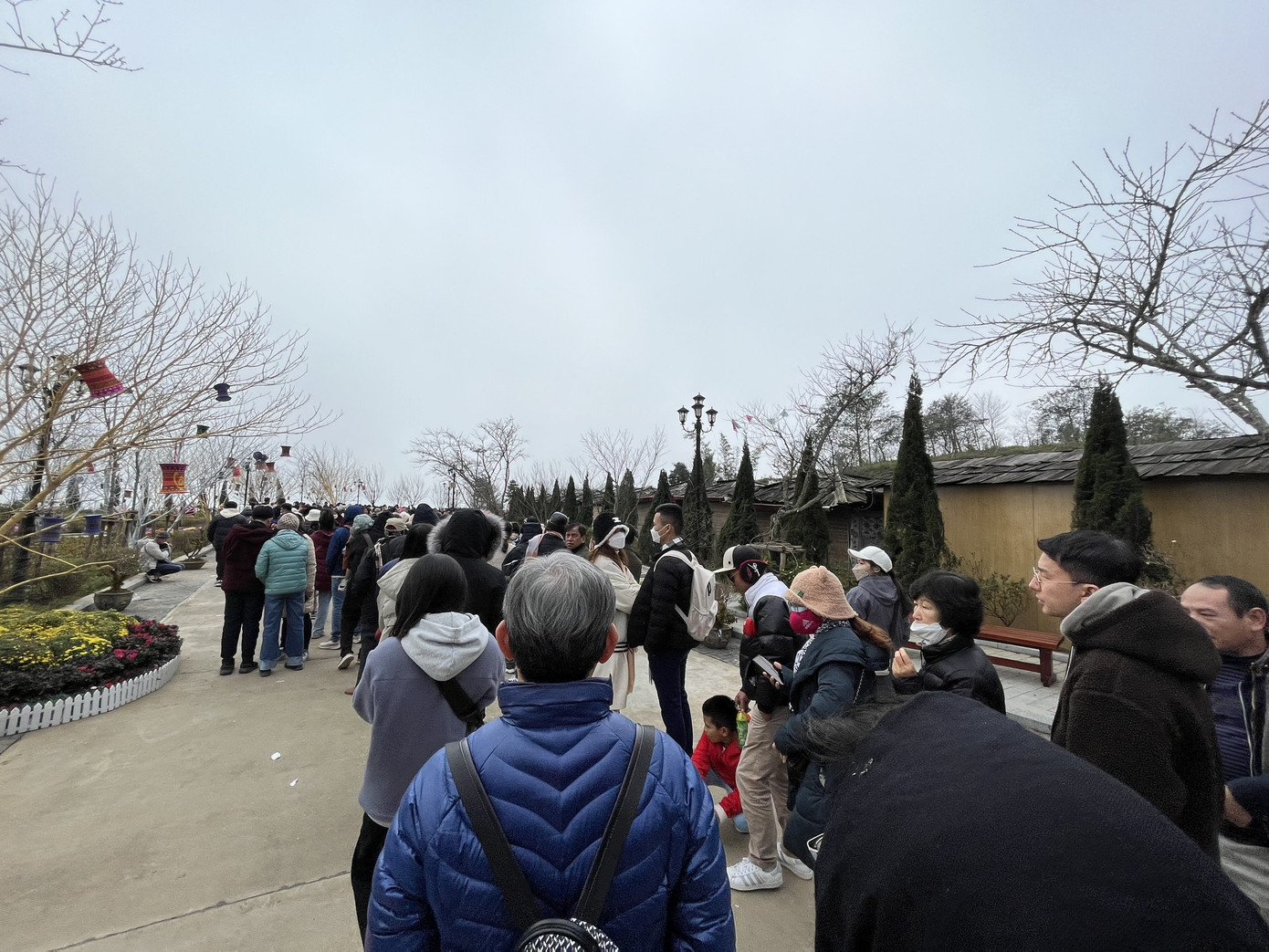 Trời nắng nhẹ, nhiệt độ tăng hơn những ngày trước đó khiến nơi đây càng trở thành điểm du xuân lý tưởng cho đông đảo người dân và du khách thập phương tới tham quan, trải nghiệm, tận hưởng không khí Tết cổ truyền.