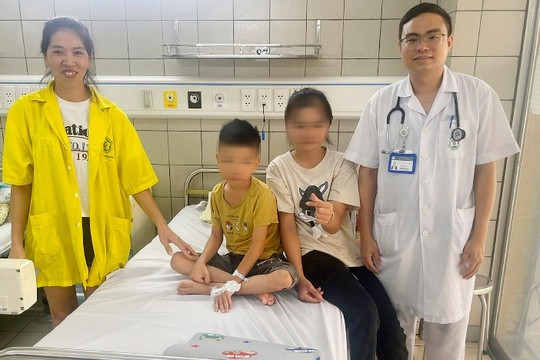 Bệnh nhi và chị gái tại Trung tâm Nhi khoa, Bệnh viện Bạch Mai. Ảnh: Bác sĩ cung cấp