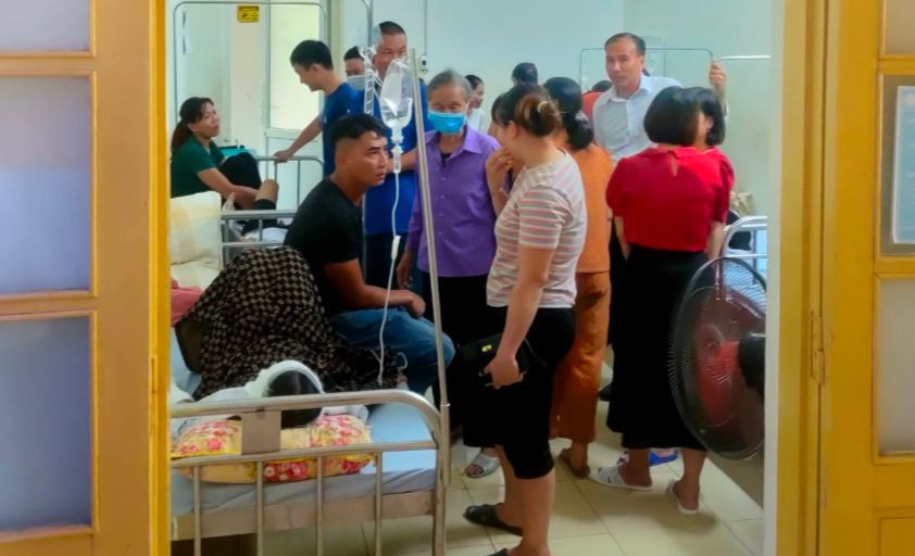 Các em học sinh đang được điều trị. Các em học sinh đang được điều trị.