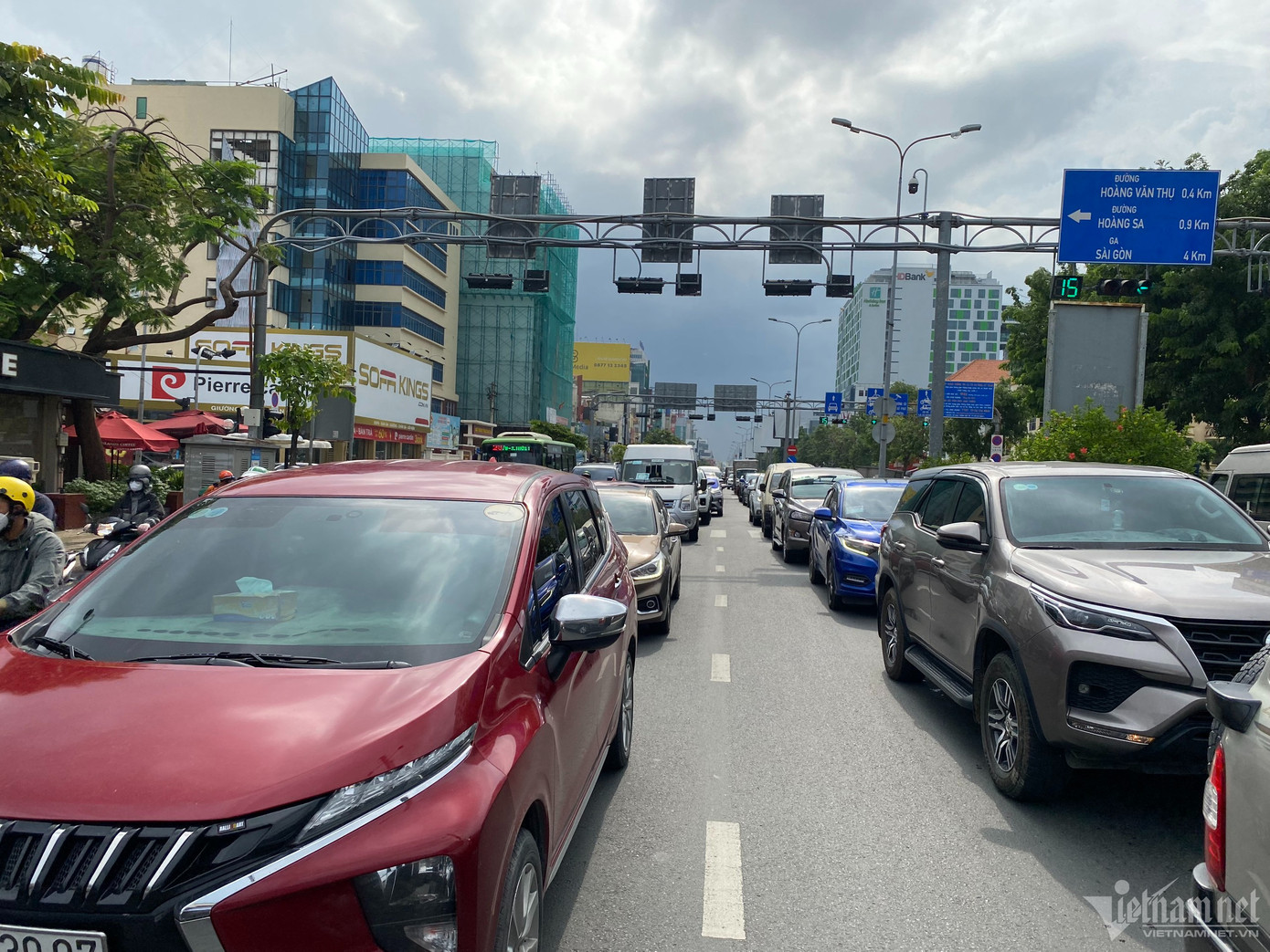 Hiện trường vụ tai nạn gây ùn tắc giao thông kéo dài ở cửa ngõ sân bay Tân Sơn Nhất. Hiện trường vụ tai nạn gây ùn tắc giao thông kéo dài ở cửa ngõ sân bay Tân Sơn Nhất.