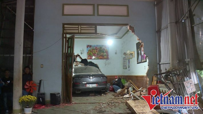 Trước đó, vào khoảng 15h30 chiều 24/1 (mùng 3 Tết), ông N.V.H (56 tuổi) điều khiển ô tô BKS 47A-357xx chạy trên đường liên thôn xã Ea Kpam, huyện Cư M’gar. Trước đó, vào khoảng 15h30 chiều 24/1 (mùng 3 Tết), ông N.V.H (56 tuổi) điều khiển ô tô BKS 47A-357xx chạy trên đường liên thôn xã Ea Kpam, huyện Cư M’gar.