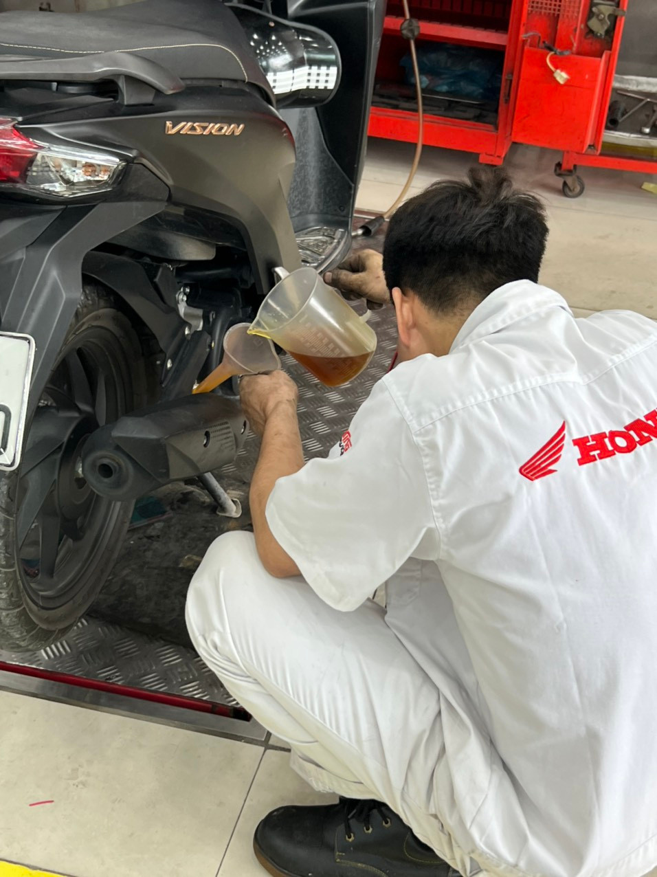 Người dân xếp hàng tại khu vực Thay dầu miễn phí để trải nghiệm dịch vụ của HEAD Tiến Cường. Người dân xếp hàng tại khu vực Thay dầu miễn phí để trải nghiệm dịch vụ của HEAD Tiến Cường.