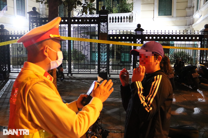 Chị H., một người dân đi xe đạp được tổ công tác Y5/141 mời vào chốt để kiểm tra nồng độ cồn. Tại đây, chị H. tỏ ra rất bất ngờ khi lần đầu tiên bị cảnh sát yêu cầu kiểm tra nồng độ cồn khi đi xe đạp.