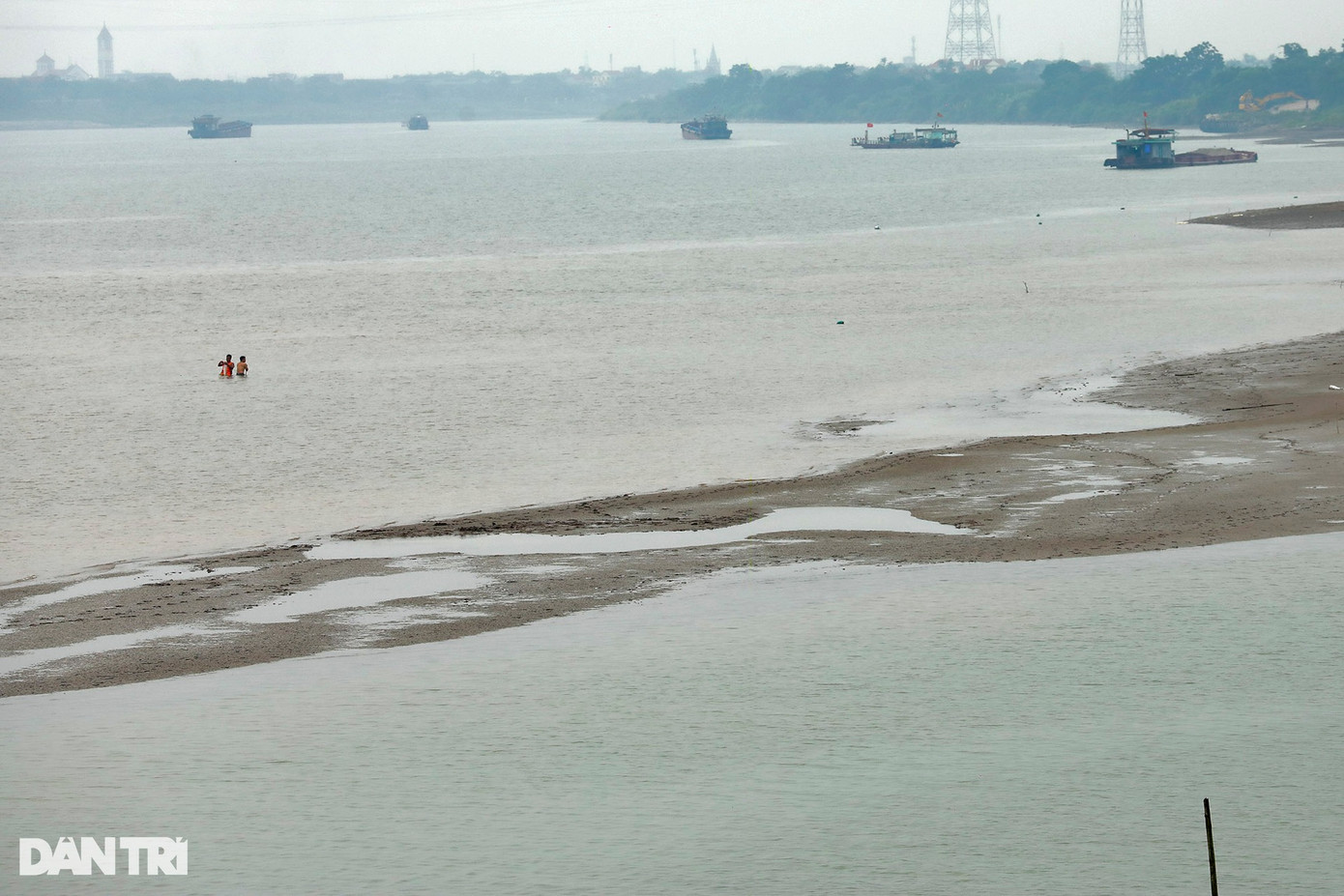 Tại xã Bình Minh (Khoái Châu, Hưng Yên) một bãi bồi trồi lên từ bờ ra đến giữa lòng sông. Tại xã Bình Minh (Khoái Châu, Hưng Yên) một bãi bồi trồi lên từ bờ ra đến giữa lòng sông.