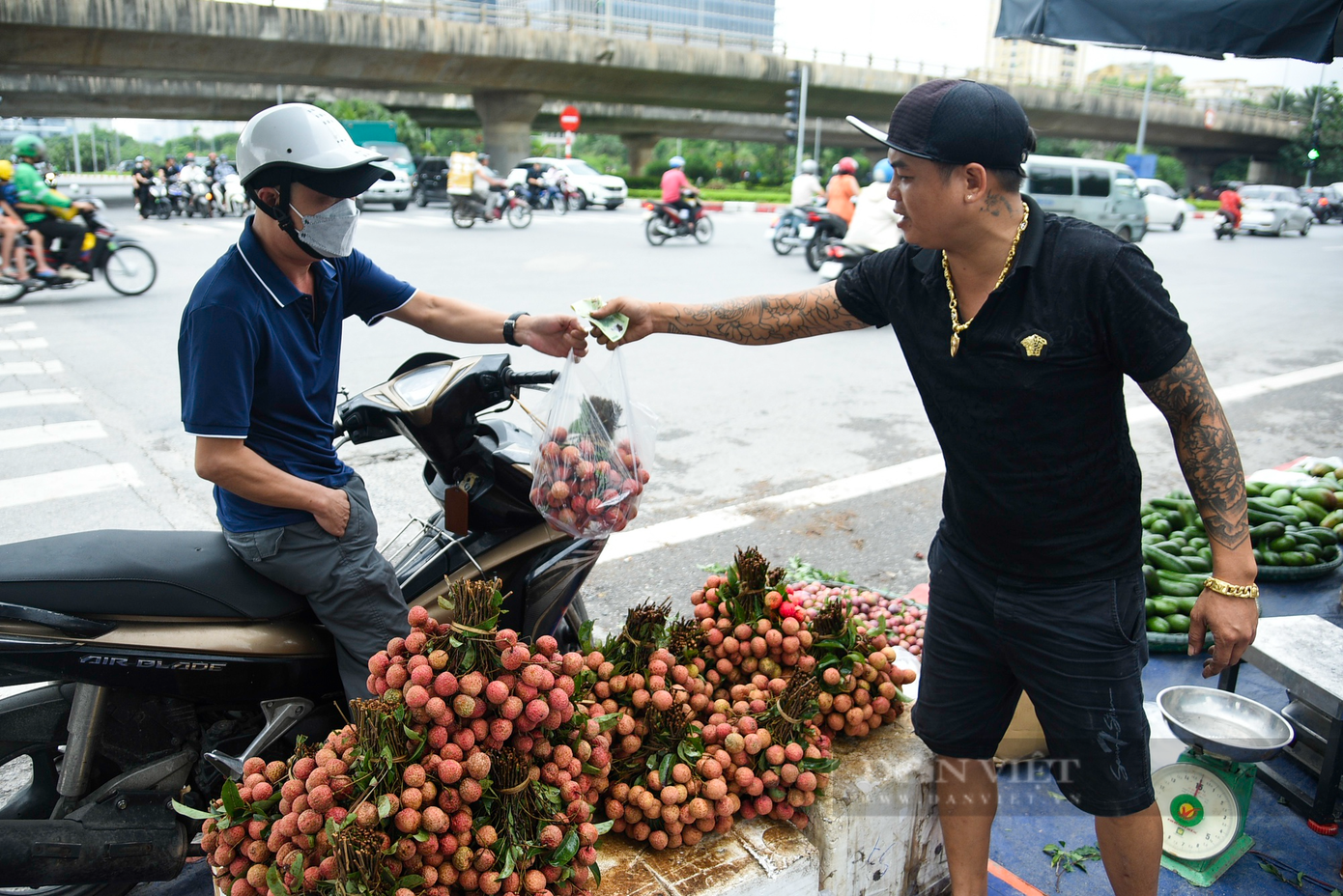 Chủ sạp hàng bán vải thiều này cho biết, mỗi ngày bán hết 7 đến 8 tạ vải, có thời điểm gần 1 tấn. "Tôi chủ yếu lên vườn nhập vải và sau đó bán buôn cho các điểm khác nhau, còn số lượng không nhiều thì tôi lại mang ra đây bán. Vải này thường bán hết trong ngày, vì thời tiết nắng nóng mà để qua ngày vải héo ngay".
