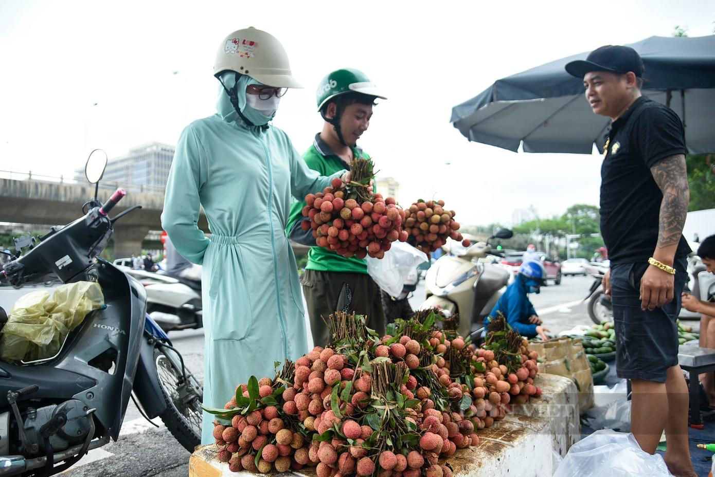 Tại khu vực đại lộ Thăng Long cũng tấp nập cảnh buôn bán vải.
