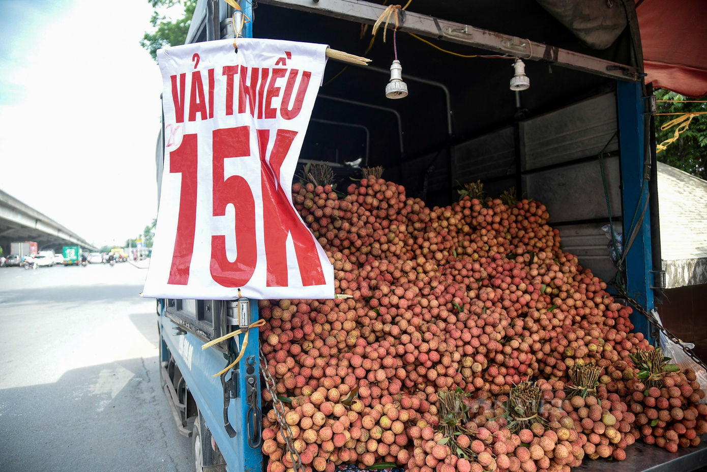 Những chiếc xe chở đầy vải dọc đường được người bán quảng cáo với giá từ 15.000 đồng/kg.