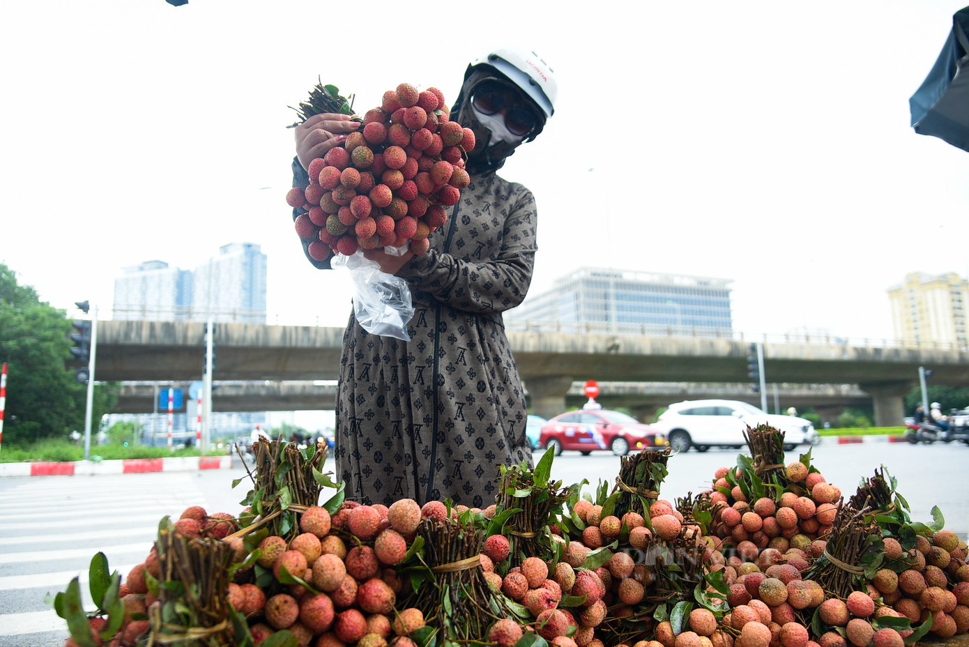 Những quầy bán vải thiều lưu động này thu hút nhiều người mua.