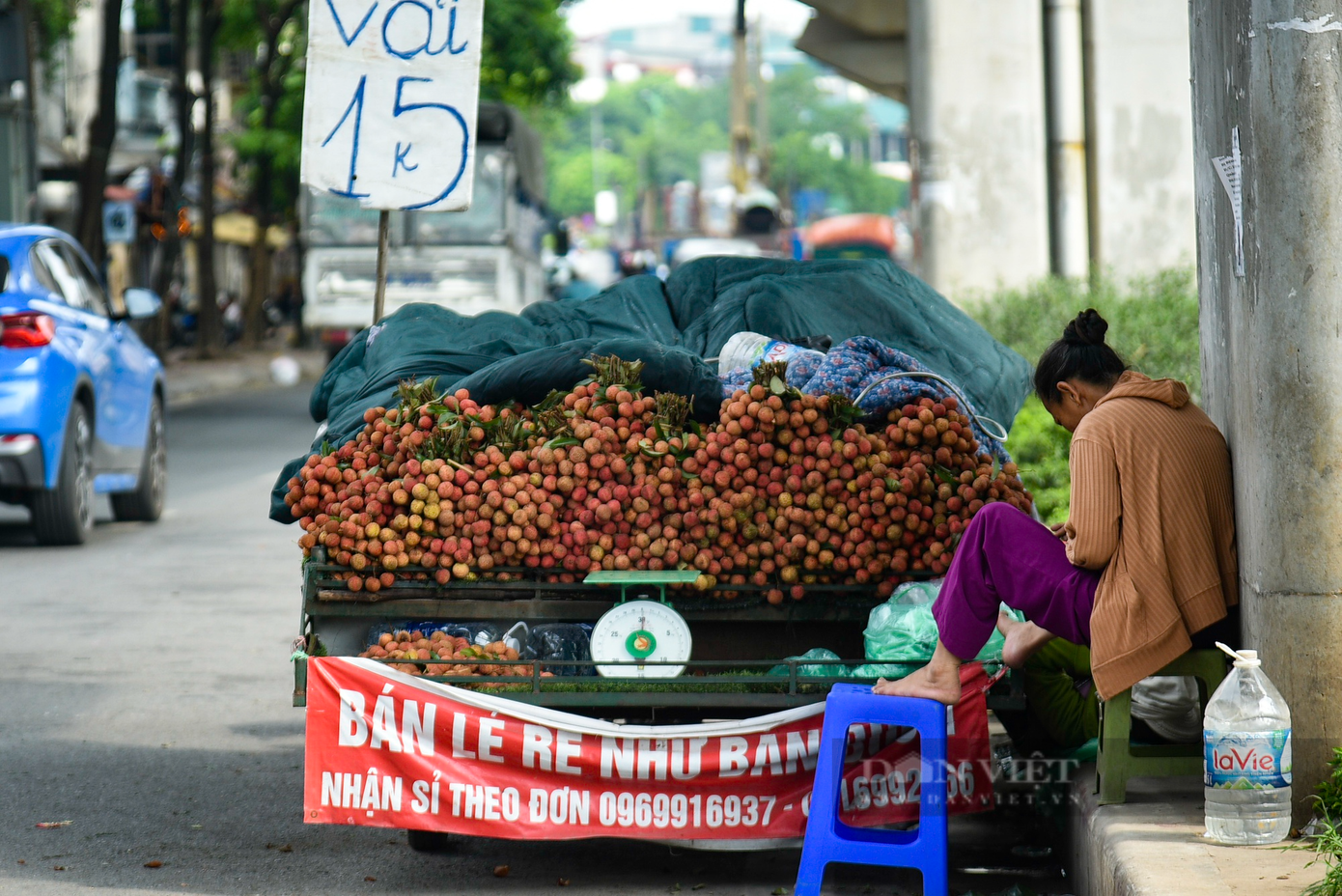 Nhiều xe bán vải xuất hiện ở các khu đông dân cư ở nội thành Hà Nội.