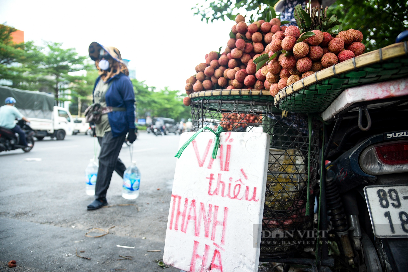 Qua khảo sát, những người bán đều khẳng định đây là vải thiều được lấy về từ Thanh Hà (Hải Dương) được người bán thu mua trực tiếp từ vườn.