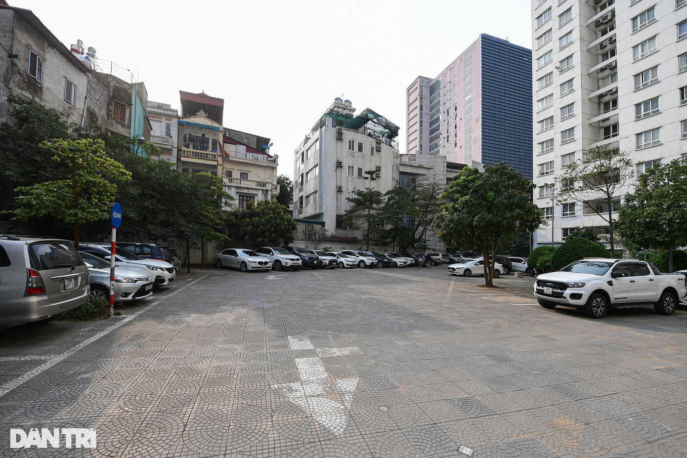 Ông Đoàn Đình Tí, Trưởng ban quản lý khu chung cư 25 Lạc Trung cho biết, hiện tại an ninh, trật tự tại tòa nhà được đảm bảo rất tốt vì khu vực khép kín, chỉ có 1 lối ra, vào duy nhất được lực lượng bảo vệ kiểm tra nghiêm ngặt. Tuy nhiên, nếu tuyến đường mới được mở sẽ nằm sát với cả 2 tòa No2 và No3 của chung cư Lạc Trung, điều này ngoài tiềm ẩn nguy cơ về mất an toàn giao thông còn gây ra mất an ninh, trật tự, khó khăn cho việc kiểm soát người lạ vào bên trong tòa nhà. "Hiện các thang máy của tòa nhà không sử dụng thẻ quẹt hay vân tay nên nếu mở con đường nằm sát tòa nhà sẽ tiềm ẩn nhiều nguy cơ về an ninh trật tự", ông Tí nói và cho biết, ngoài là nơi để xe, sân chung cư 25 Lạc Trung cũng đang là điểm vui chơi của trẻ em, nếu tuyến đường được mở qua, cư dân ở đây sẽ không có chỗ vui chơi.