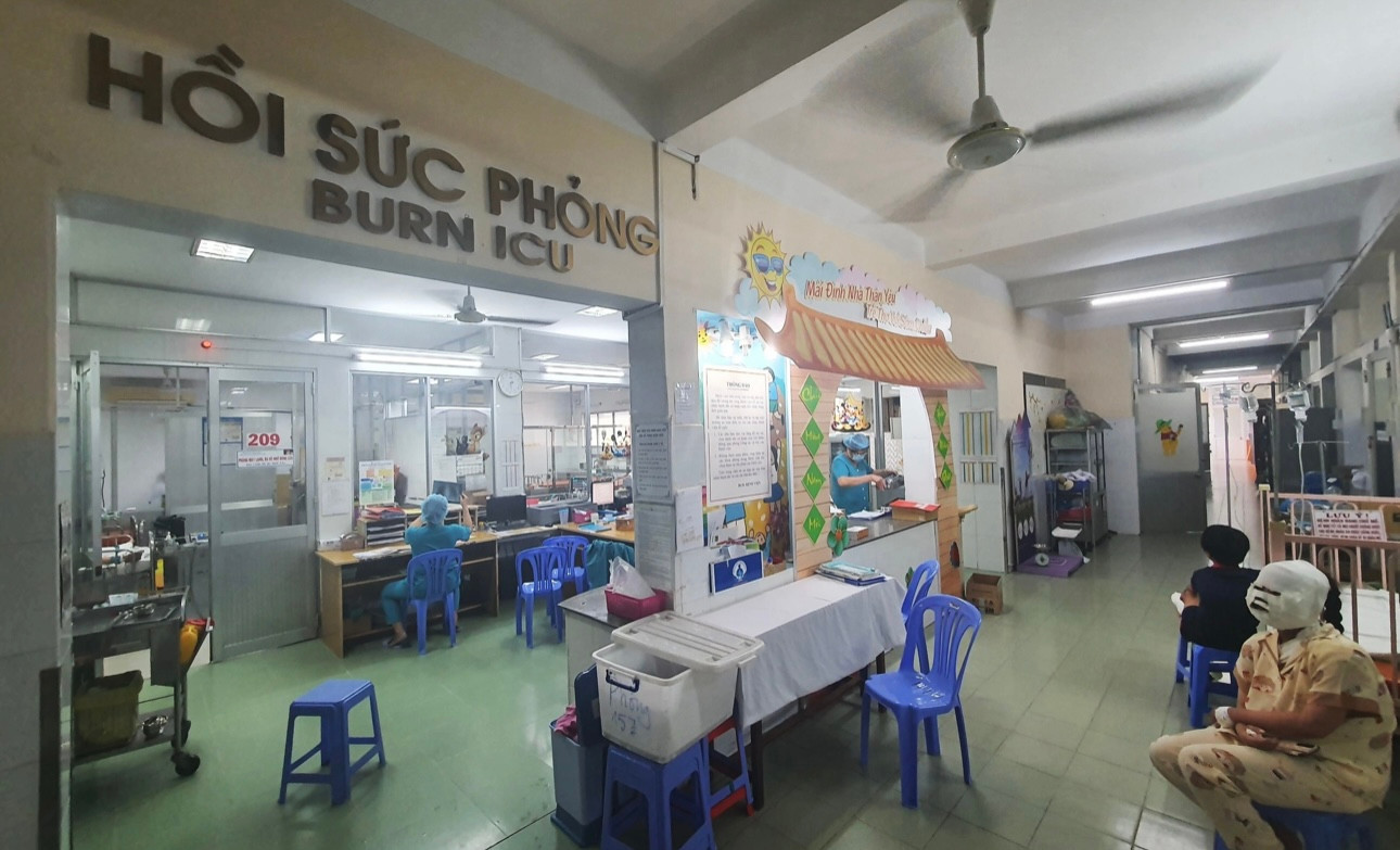 Có 2 bệnh nhi trong vụ đốt phòng trọ đang điều trị tại Bệnh viện Nhi đồng 1 (Ảnh: Hoàng Lê).