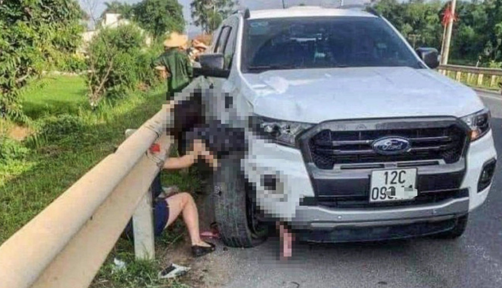 Cháu Y. bị kẹt ở hốc bánh xe (Ảnh: Mai An).