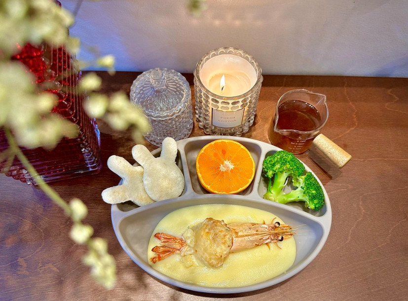 Tôm nướng sốt khoai tây ăn kèm bánh sandwich.