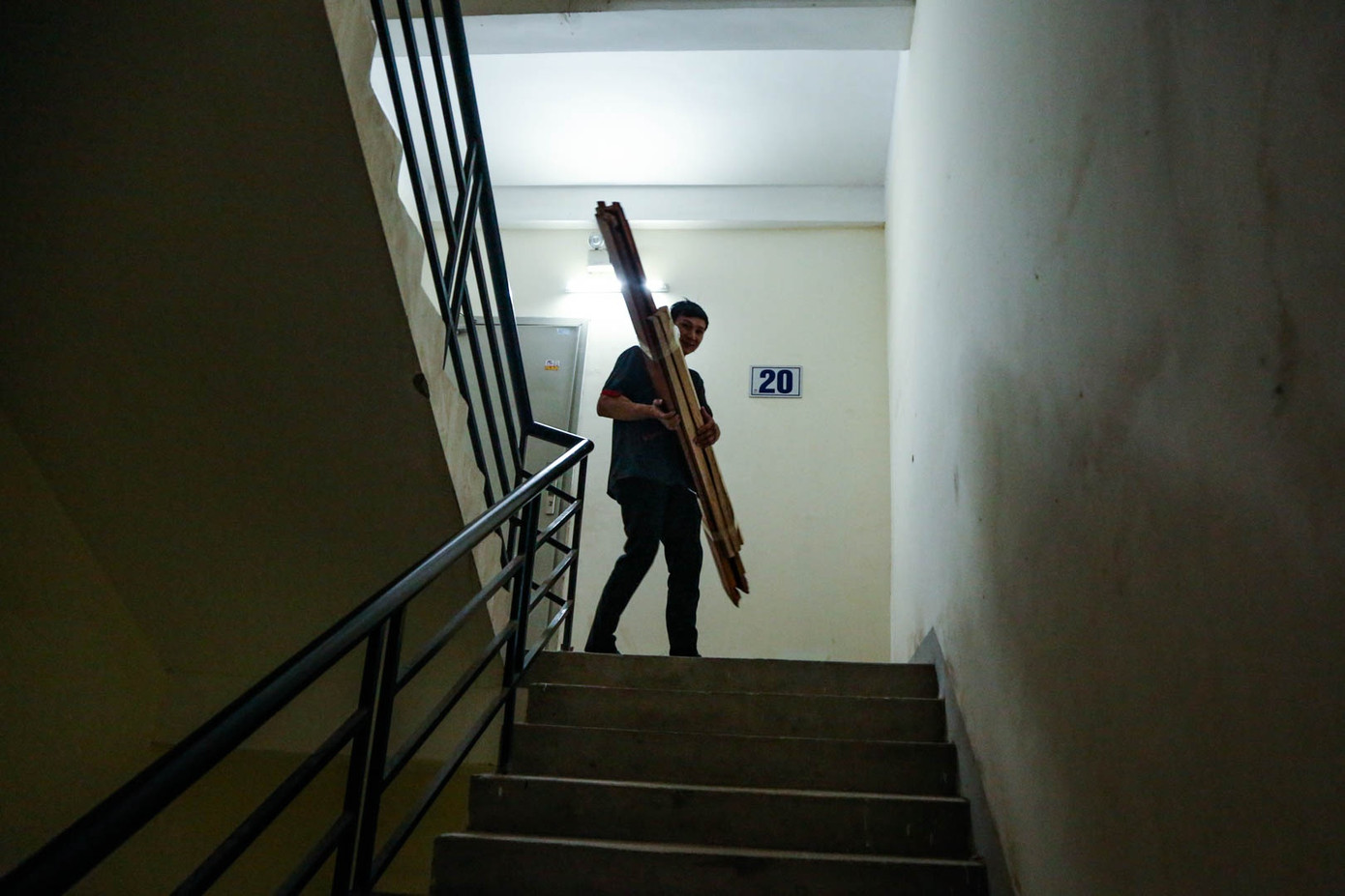 Làm công việc chuyển đồ, anh Bùi Văn Khánh (quận Cầu Giấy) từ chiều đã nhận 3 lượt chuyển đồ từ tầng 22 xuống.