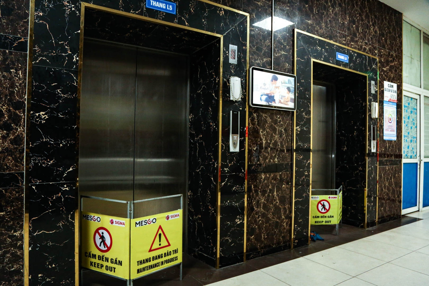 Sau đêm hỏa hoạn 2/2, toàn bộ thang máy dành cho cư dân của tòa chung cư 40 tầng HH3C Linh Đàm bị hỏng khiến cư dân tại đây phải đi bộ hàng chục tầng để về nhà và đi làm.