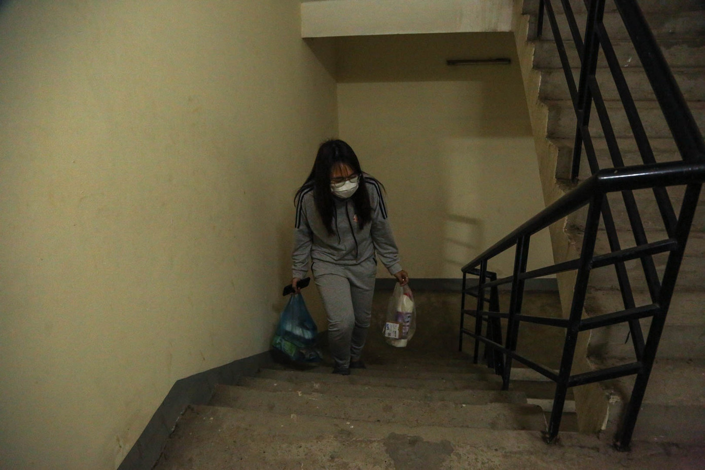 Vì chưa biết thông tin có thang máy đã hoạt động trở lại, chị Đỗ Thu Hà, ở tầng 11, đã đi thang bộ. Sau khi đi chợ về, chị cảm thấy lo lắng vì buổi tối có lịch đi làm thêm. “Tôi chỉ mong số thang máy còn lại sớm được sửa xong, không phải leo lên xuống cả chục tầng rất mất sức”, Hà nói.