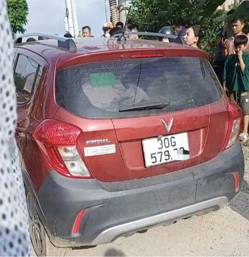 Chiếc ô tô xuất hiện trong clip, được cho là chở 3 người đàn ông bắn dê (Ảnh: Hoàng Chuyển).