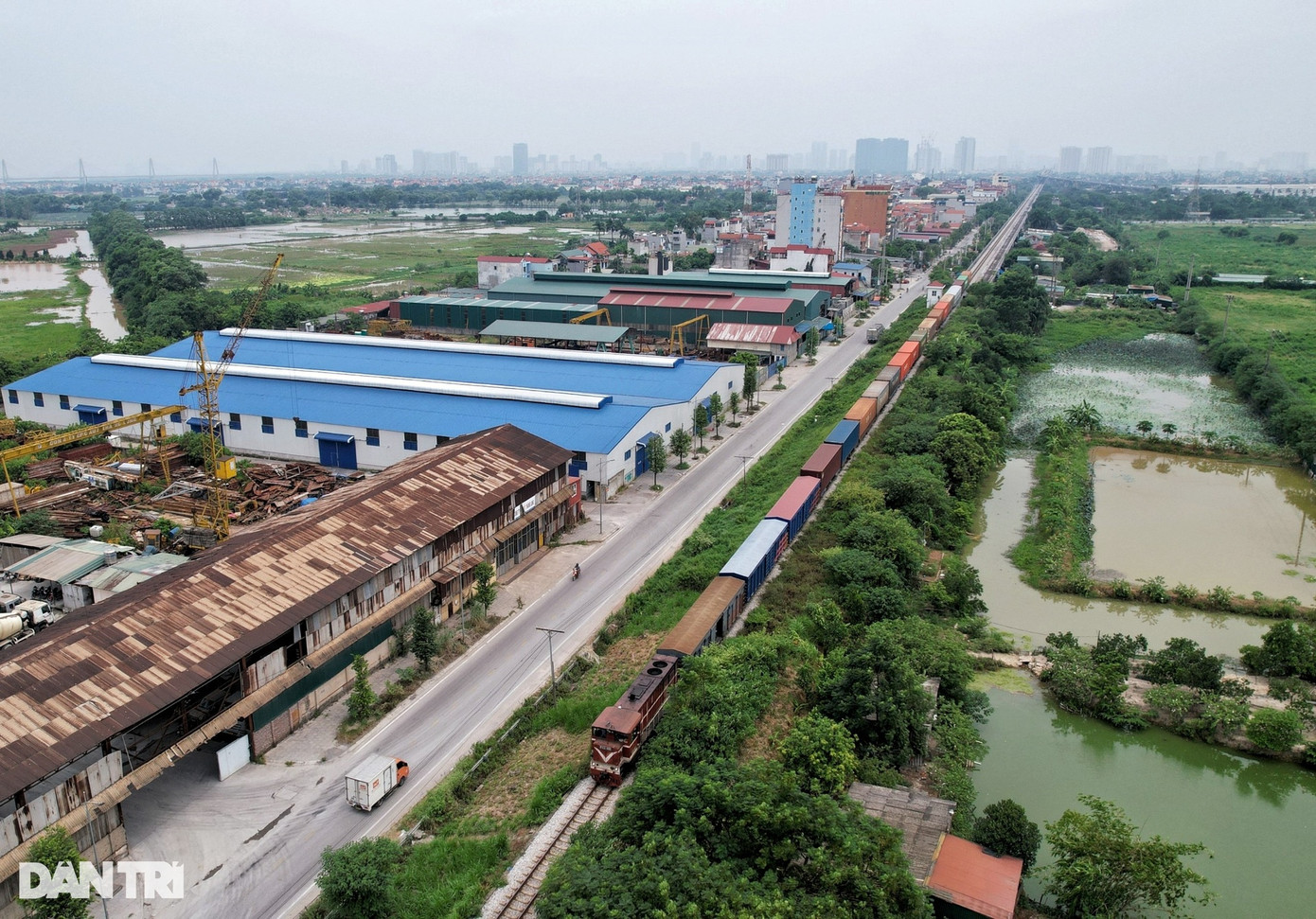 Tuyến đường sắt Bắc Hồng - Văn Điển đi qua địa bàn huyện Đông Anh với điểm dừng tại ga Kim Nỗ. Tuyến đường sắt này chủ yếu vận tải hàng hóa, đi men theo địa bàn Thanh Trì, Hà Đông, Hoài Đức, Nam Từ Liêm, Bắc Từ Liêm, Đông Anh và kết nối đến Lào Cai (Ảnh: Ngọc Tân).