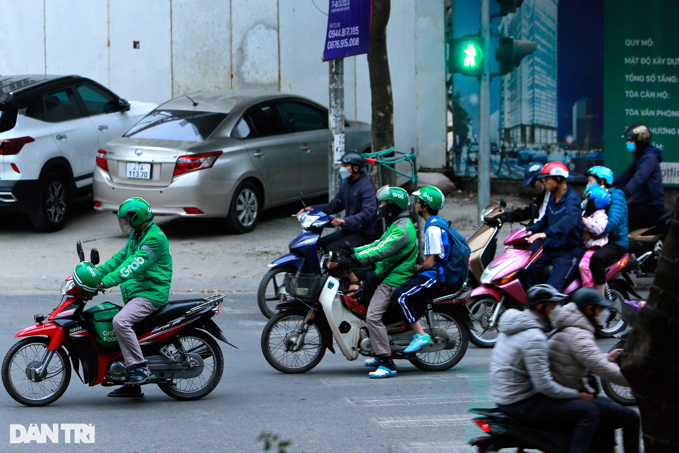 Hình ảnh ghi nhận tại nhiều ngã ba, ngã tư ở Hà Nội, xe ôm công nghệ dừng chờ đèn đỏ nhưng vượt quá vạch liền quy định, chắn ngang vạch sang đường của người đi bộ.