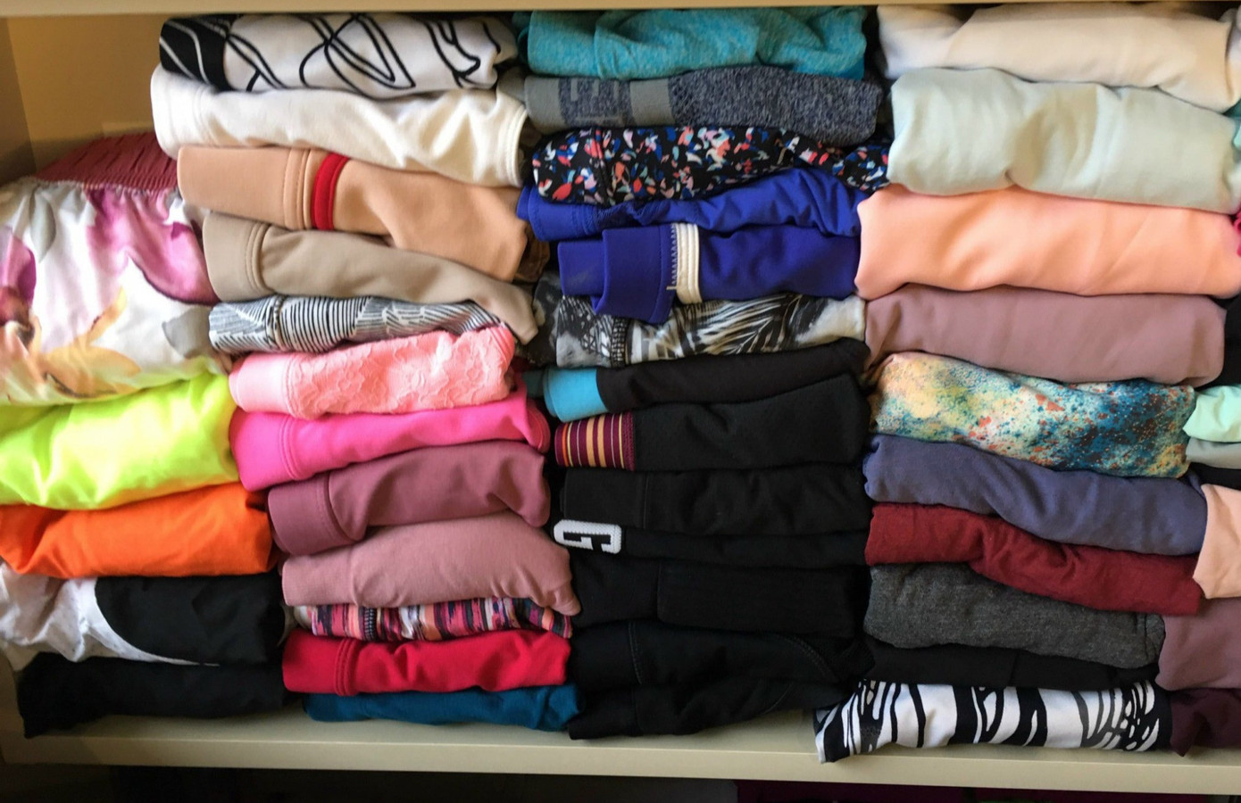 Quần áo được gấp gọn, chia theo màu sắc hoặc chủng loại.
