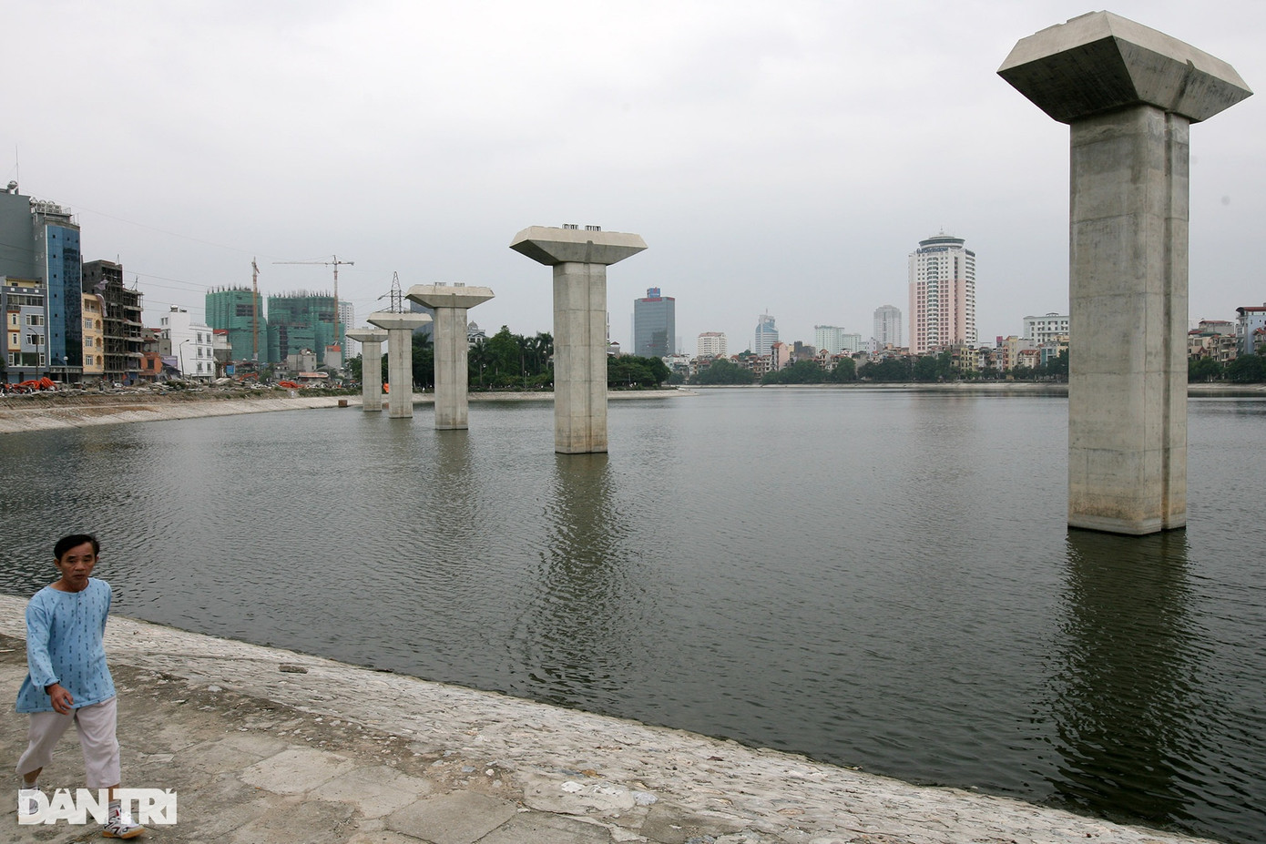 Những cột trụ bê tông đầu tiên của tuyến đường sắt đô thị Cát Linh - Hà Đông qua hồ Đống Đa khi mới xây dựng 10/2011. Trải qua nhiều khó khăn vướng mắc, đến ngày 6/11/2021 dự án được đưa vào khai thác.