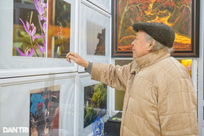 Ông Trọng bên những tác phẩm nghệ thuật của mình.