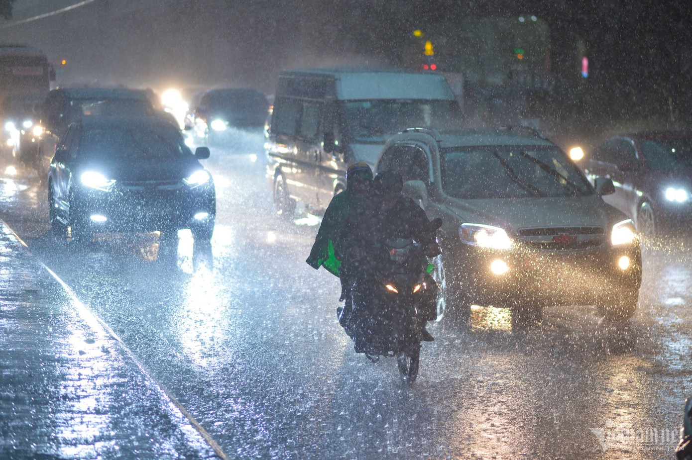 6h30 sáng 29/4, Hà Nội đột ngột có mưa lớn. Lúc này dòng người đổ ra đường đã rất đông đúc.